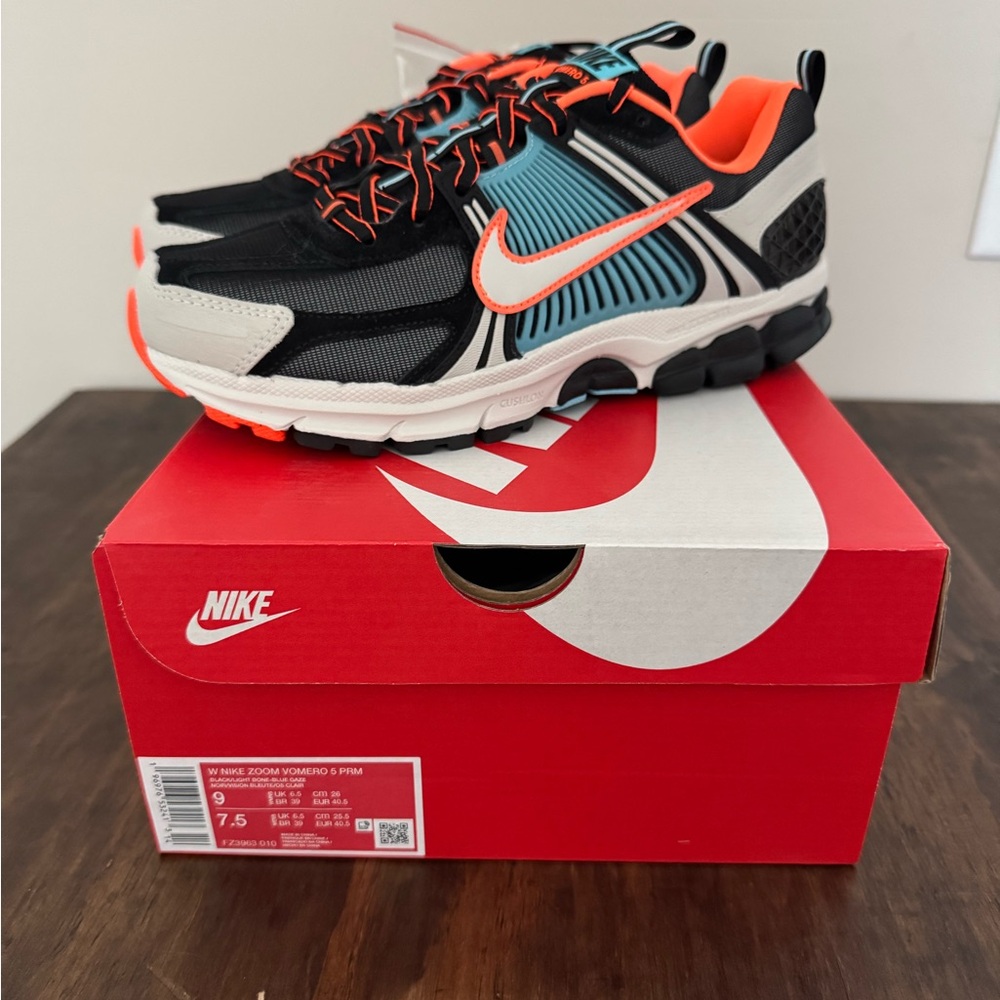 Women's Nike Zoom Vomero 5 Premium Sneakers FZ3963-010 ‘Light Bone’